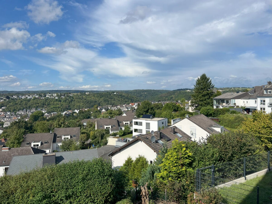 3 Zimmer mit traumhafter Aussicht und großzügigem Balkon! - Ausblick