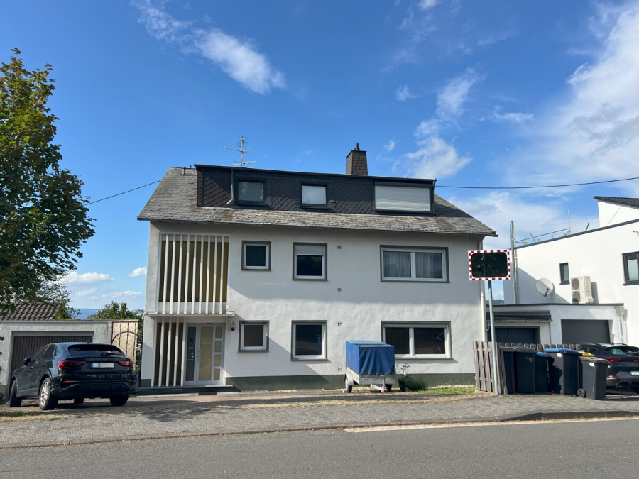 3 Zimmer mit traumhafter Aussicht und großzügigem Balkon! - Straßenansicht