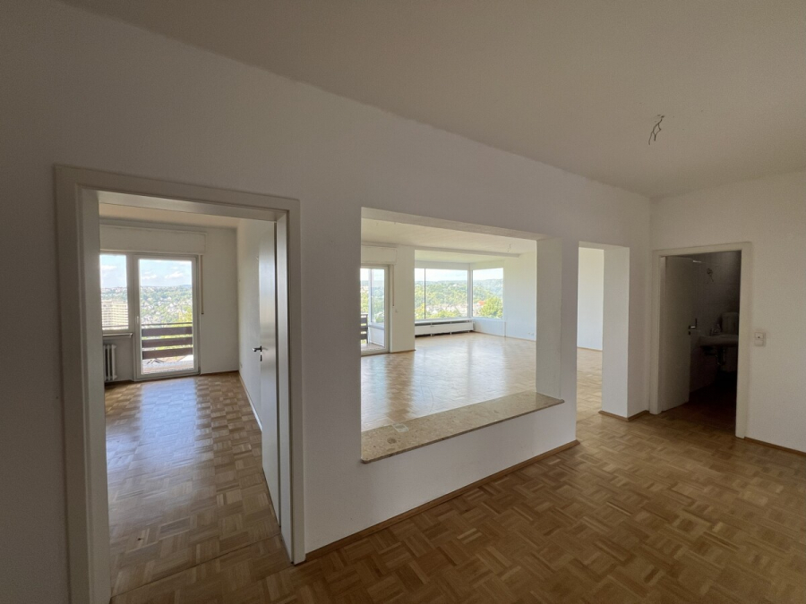 3 Zimmer mit traumhafter Aussicht und großzügigem Balkon! - Flur