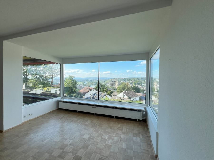3 Zimmer mit traumhafter Aussicht und großzügigem Balkon! - Wohnzimmer