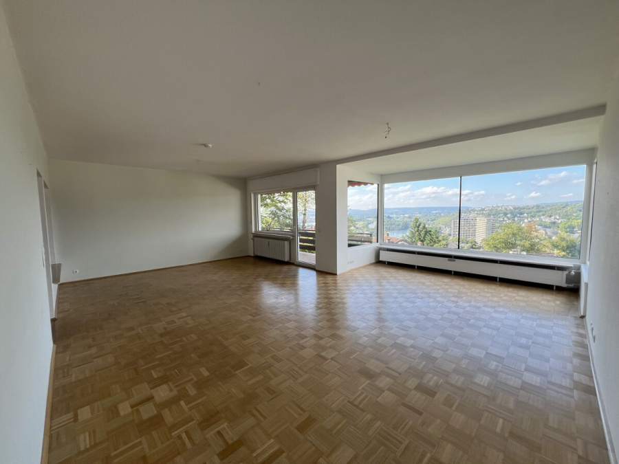3 Zimmer mit traumhafter Aussicht und großzügigem Balkon! - Wohnzimmer
