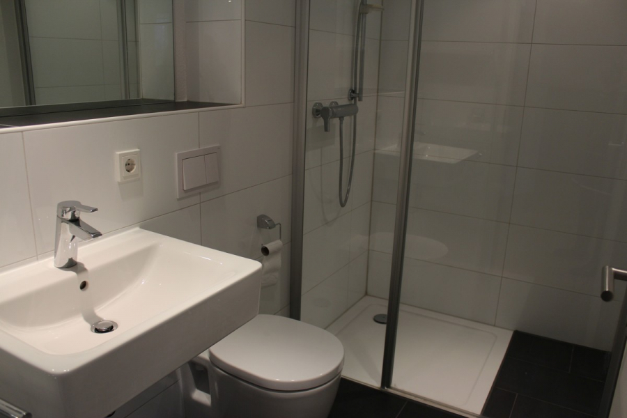 Attraktive 2 Zimmer mit Balkon in der Südstadt - Badezimmerbeispiel