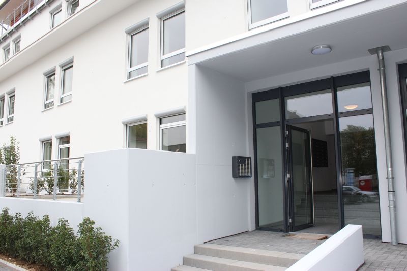 Attraktive 2 Zimmer mit Balkon in der Südstadt - Eingangsbereich außen