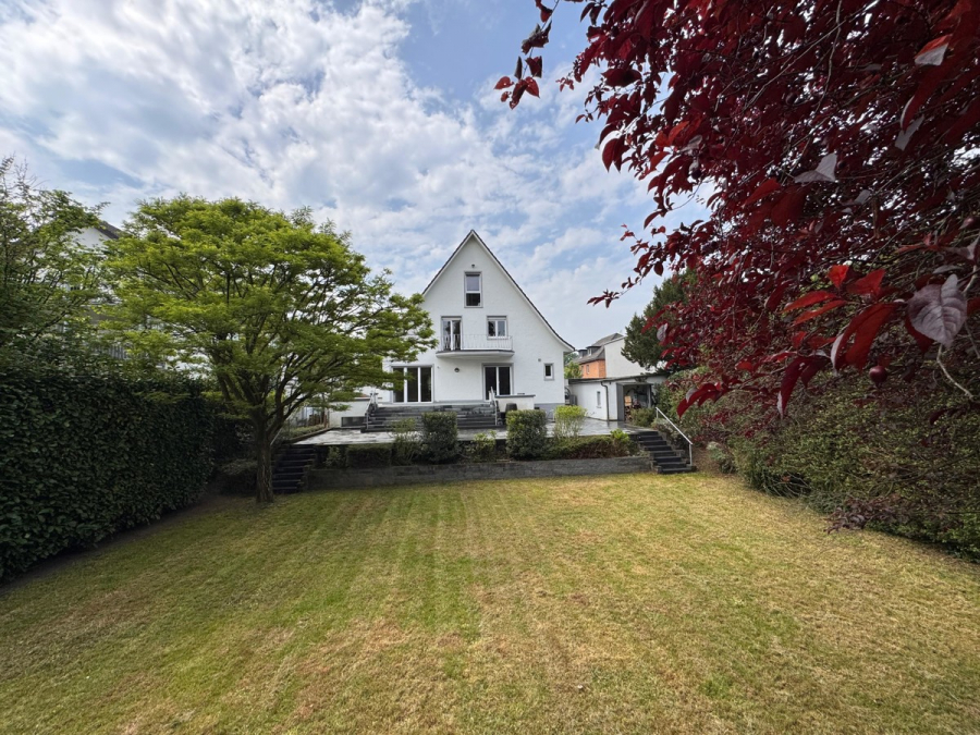 Leben in bester Lage – großzügiges Haus mit Garten nahe dem Rhein. - Sicht vom Garten