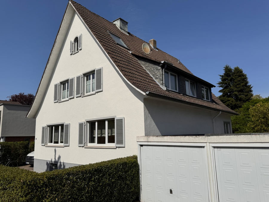 Leben in bester Lage – großzügiges Haus mit Garten nahe dem Rhein. - Straßenansicht
