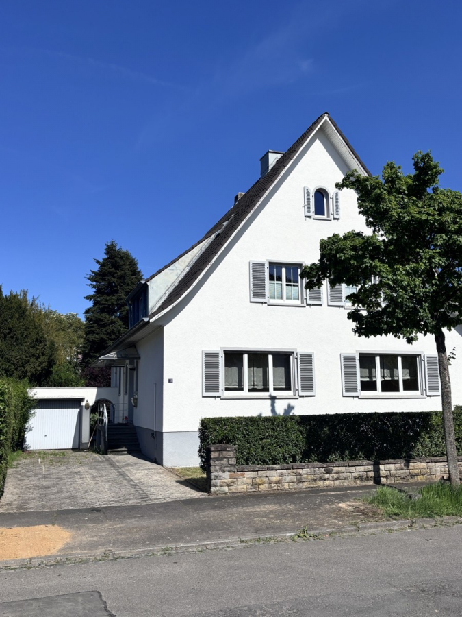 Leben in bester Lage – großzügiges Haus mit Garten nahe dem Rhein. - Vorderansicht