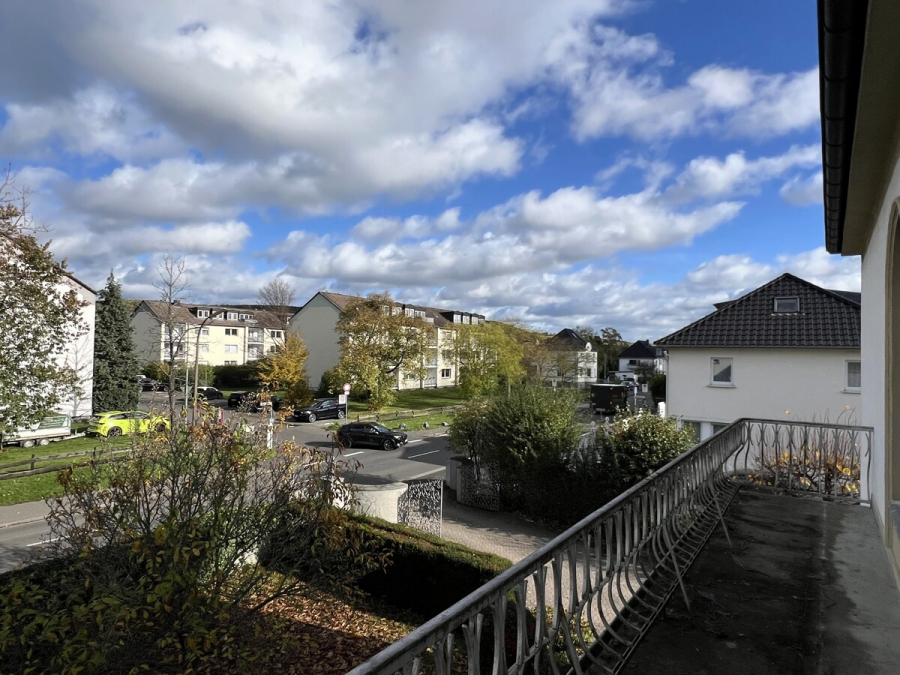 Jugendstilvilla mit viel Potential- ideal auch zum Wohnen und Arbeiten ! - Straßenseitiger Balkon