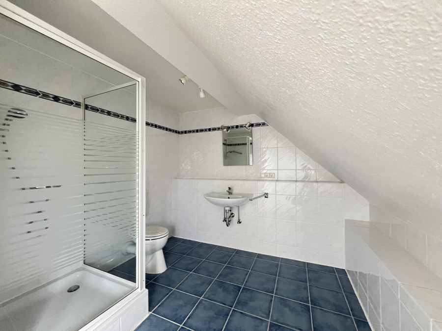 Jugendstilvilla mit viel Potential- ideal auch zum Wohnen und Arbeiten ! - Bad Dachgeschoss