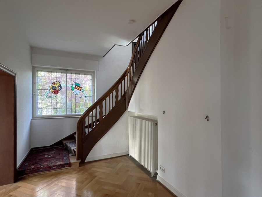 Jugendstilvilla mit viel Potential- ideal auch zum Wohnen und Arbeiten ! - Flur