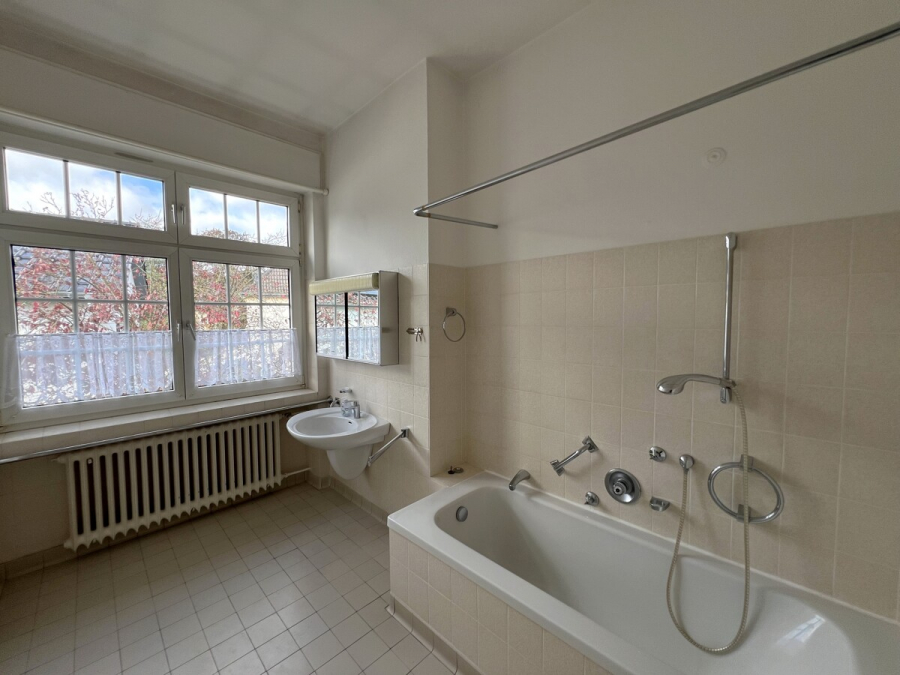 Jugendstilvilla mit viel Potential- ideal auch zum Wohnen und Arbeiten ! - Badezimmer