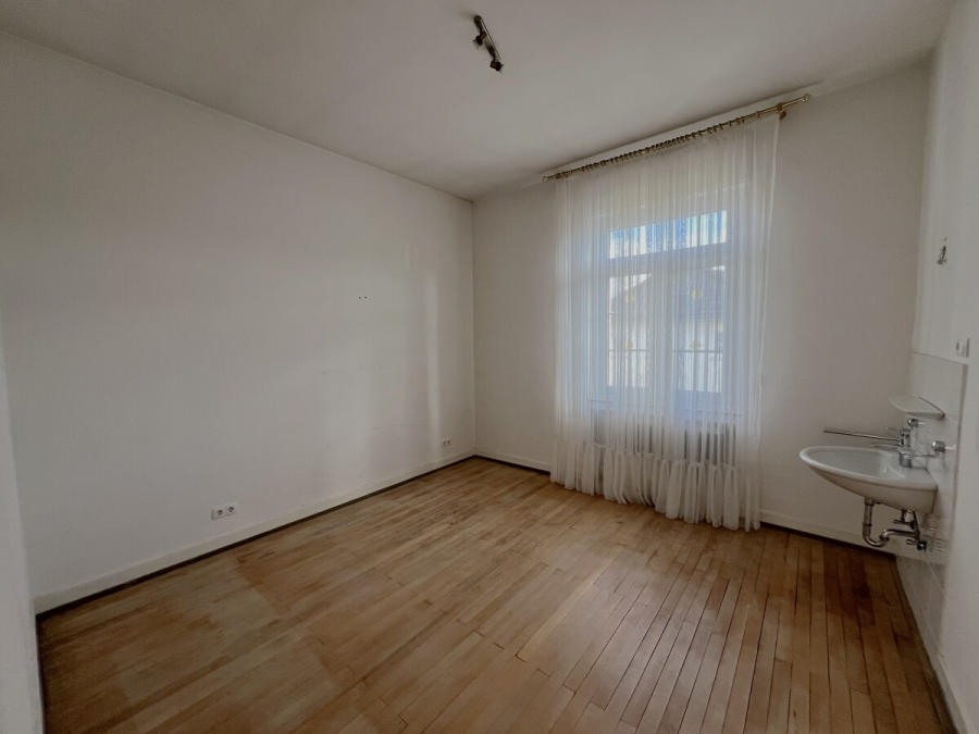 Jugendstilvilla mit viel Potential- ideal auch zum Wohnen und Arbeiten ! - Schlafzimmer 2 1. OG