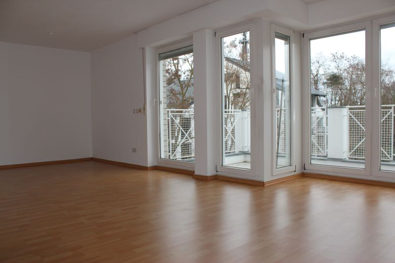 Attraktiv geschnittene 2 Zimmer Wohnung in Godesberger Halbhöhenlage! - Wohnbereich mit Zugang zum Balkon