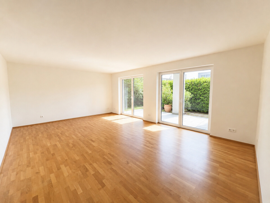 Großzügige 4 Zimmer Wohnung mit Gartenanteil in urbaner Lage! - Wohnzimmer