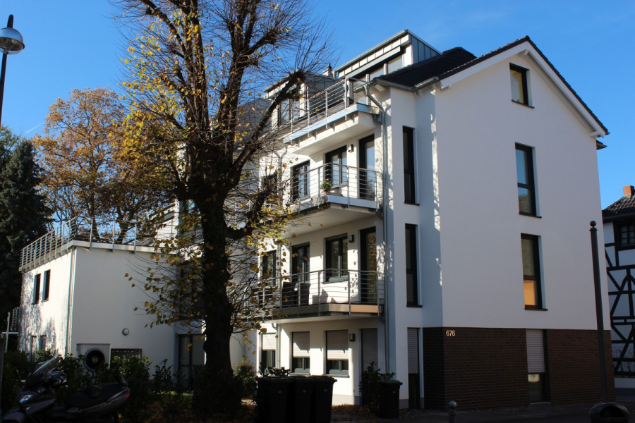 Zweitbezug! Exklusive Penthouse Wohnung mit großer, sonniger Dachterrasse! - Straßenansicht