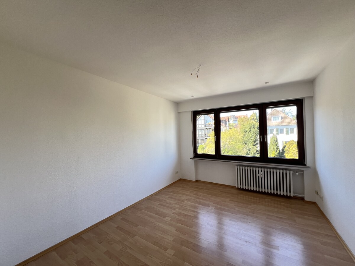 Gut geschnittene 5- Zimmer Wohnung mit großzügigem Balkon mit Weitblick! - Photo 4