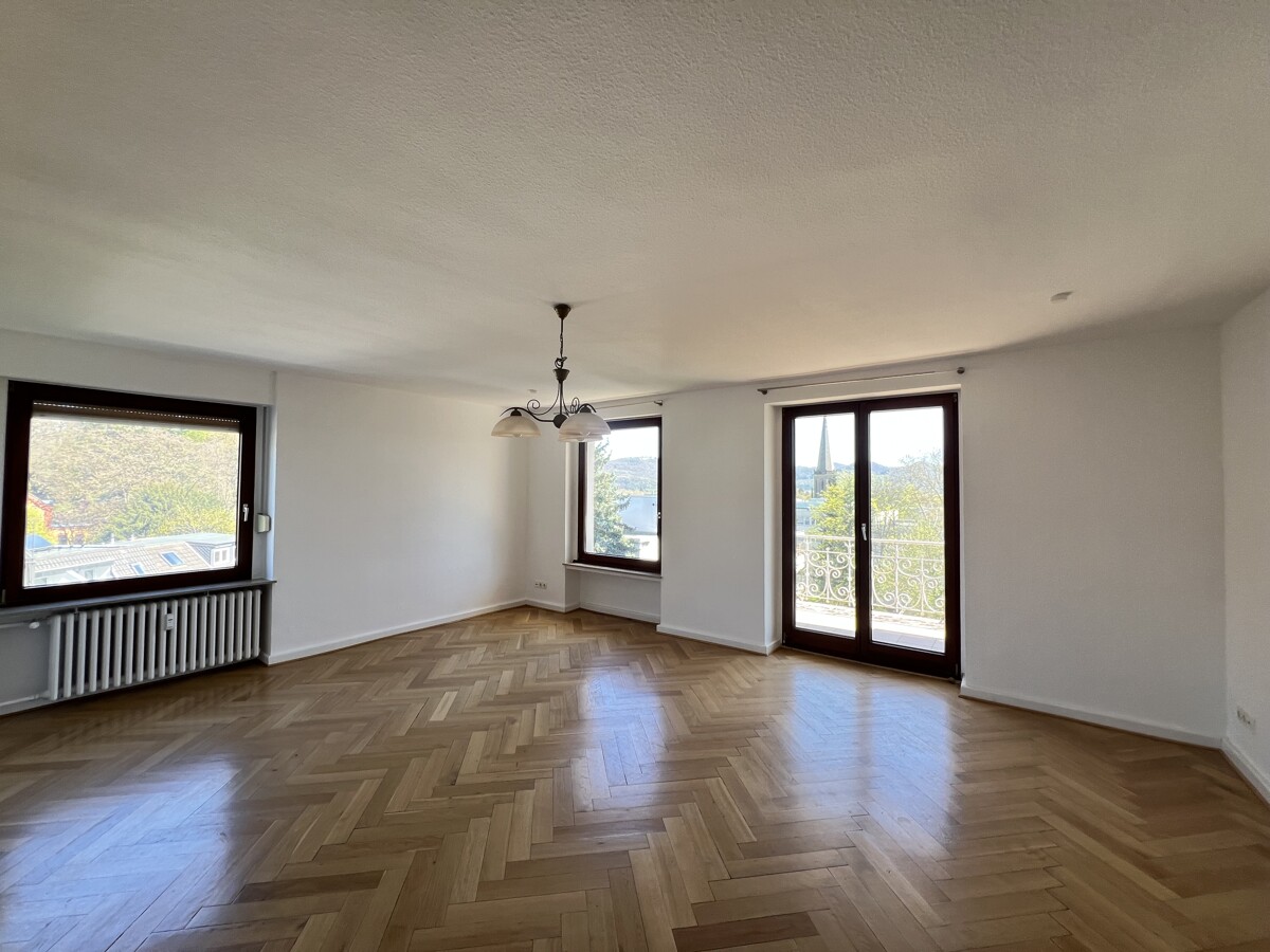 Gut geschnittene 5- Zimmer Wohnung mit großzügigem Balkon mit Weitblick! - Photo 1