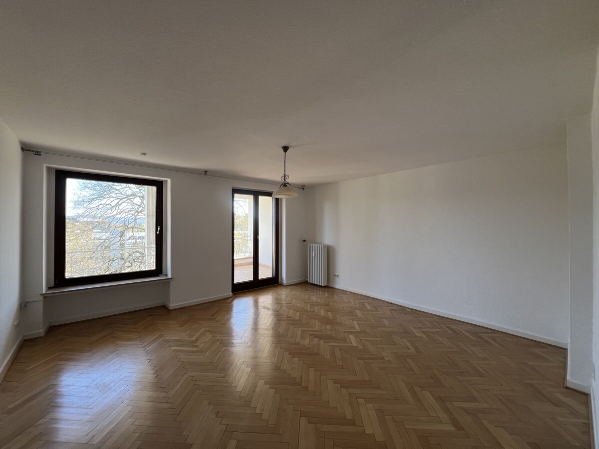 Gut geschnittene 5- Zimmer Wohnung mit großzügigem Balkon mit Weitblick! - Photo 2